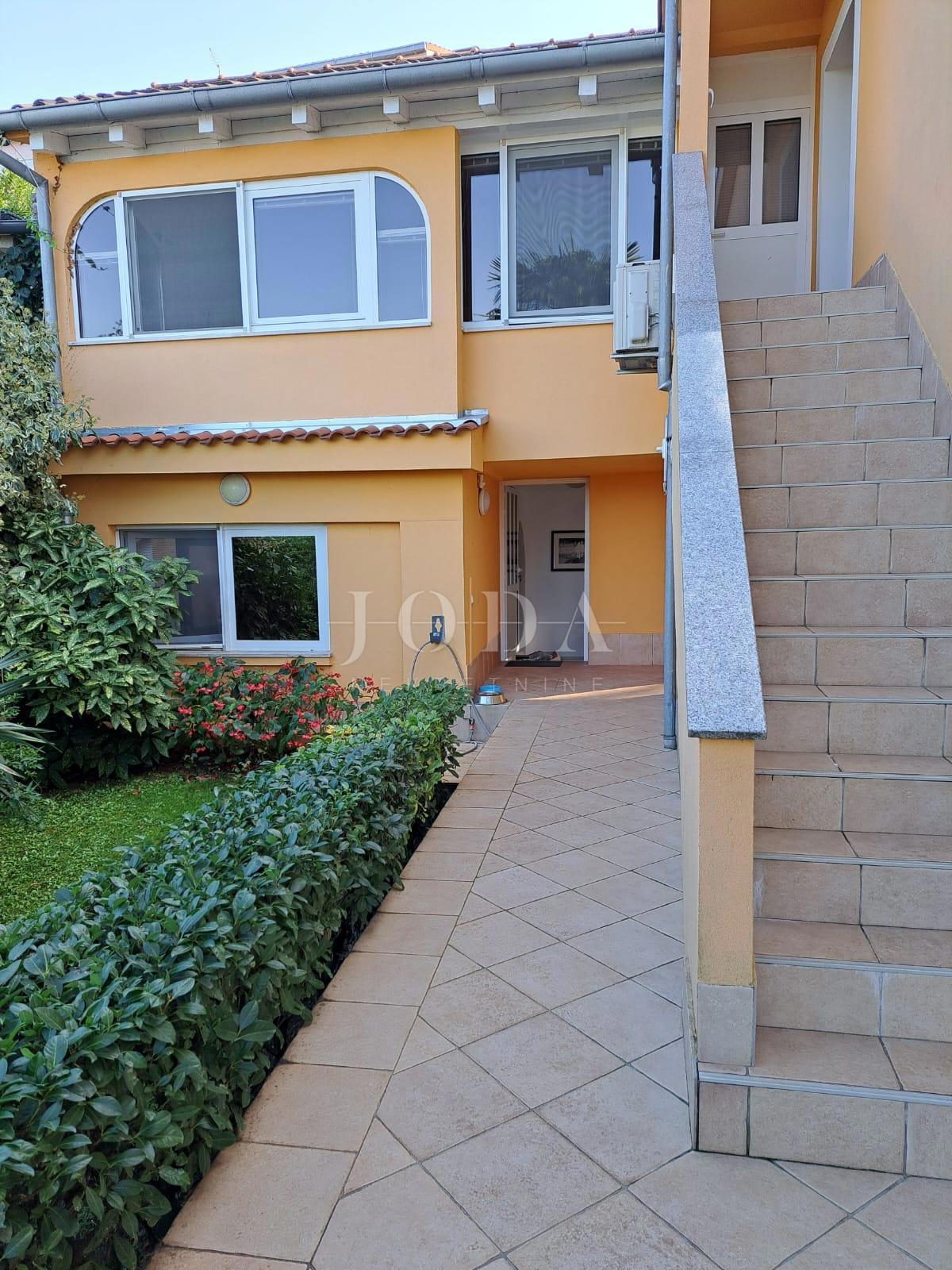 Semi-detached house with 3 apartments, 80 meters from the sea