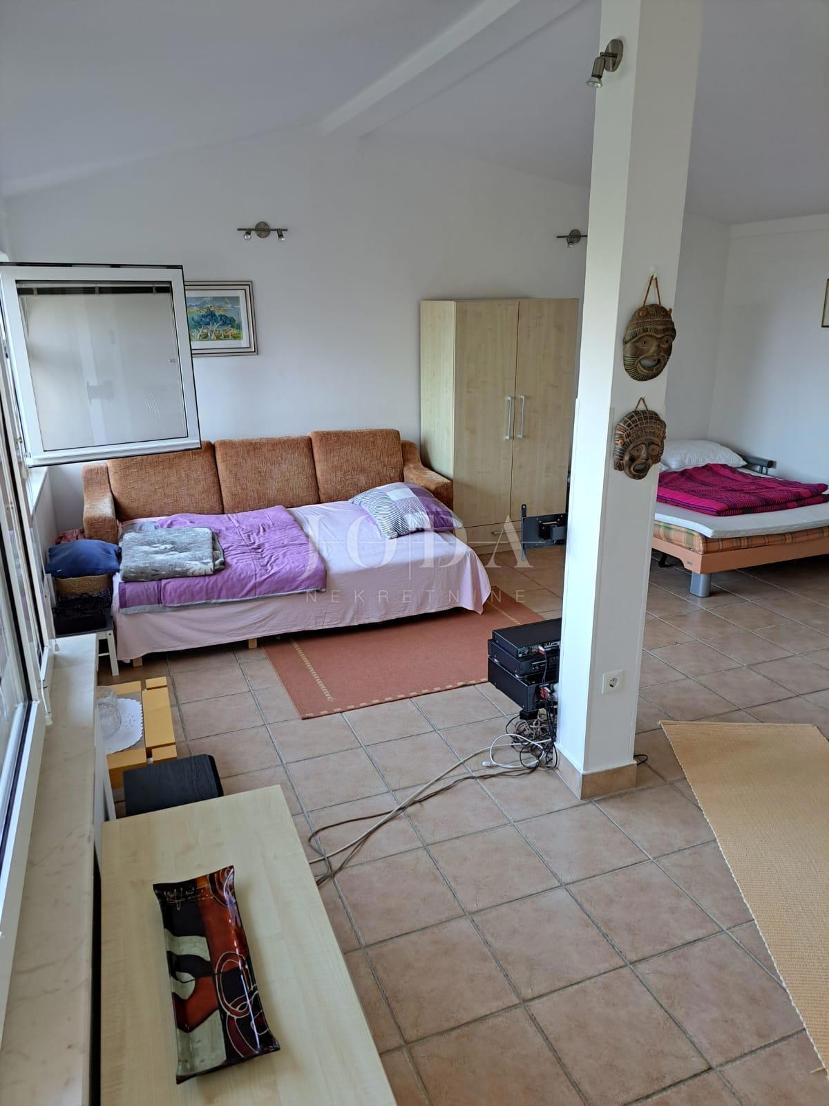 Semi-detached house with 3 apartments, 80 meters from the sea