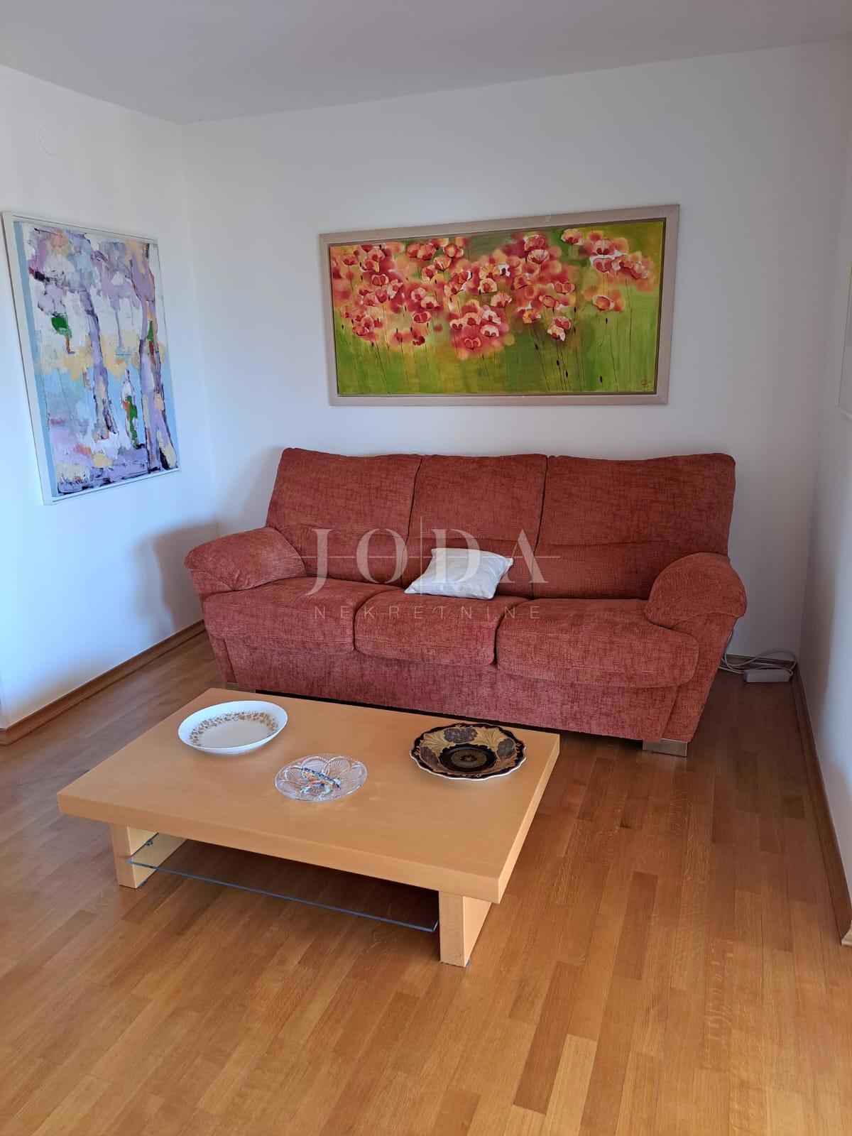 Semi-detached house with 3 apartments, 80 meters from the sea