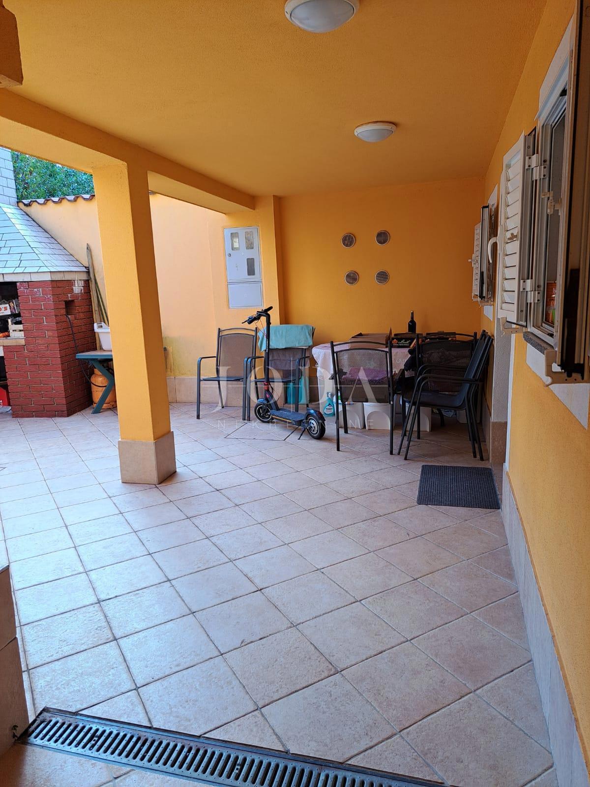 Semi-detached house with 3 apartments, 80 meters from the sea