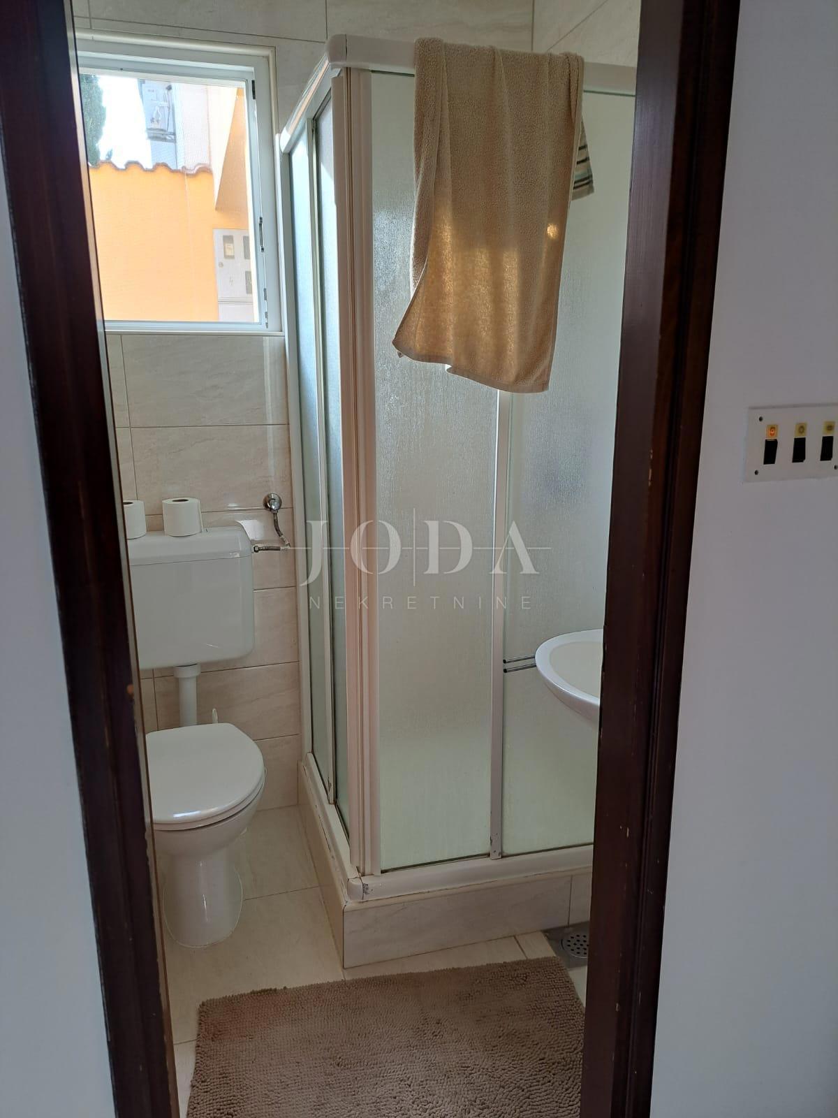 Semi-detached house with 3 apartments, 80 meters from the sea