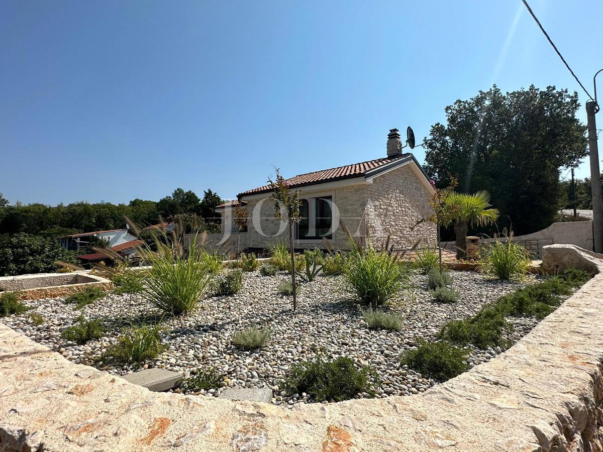 L'isola di Krk, casa in pietra con piscina, vicino al mare