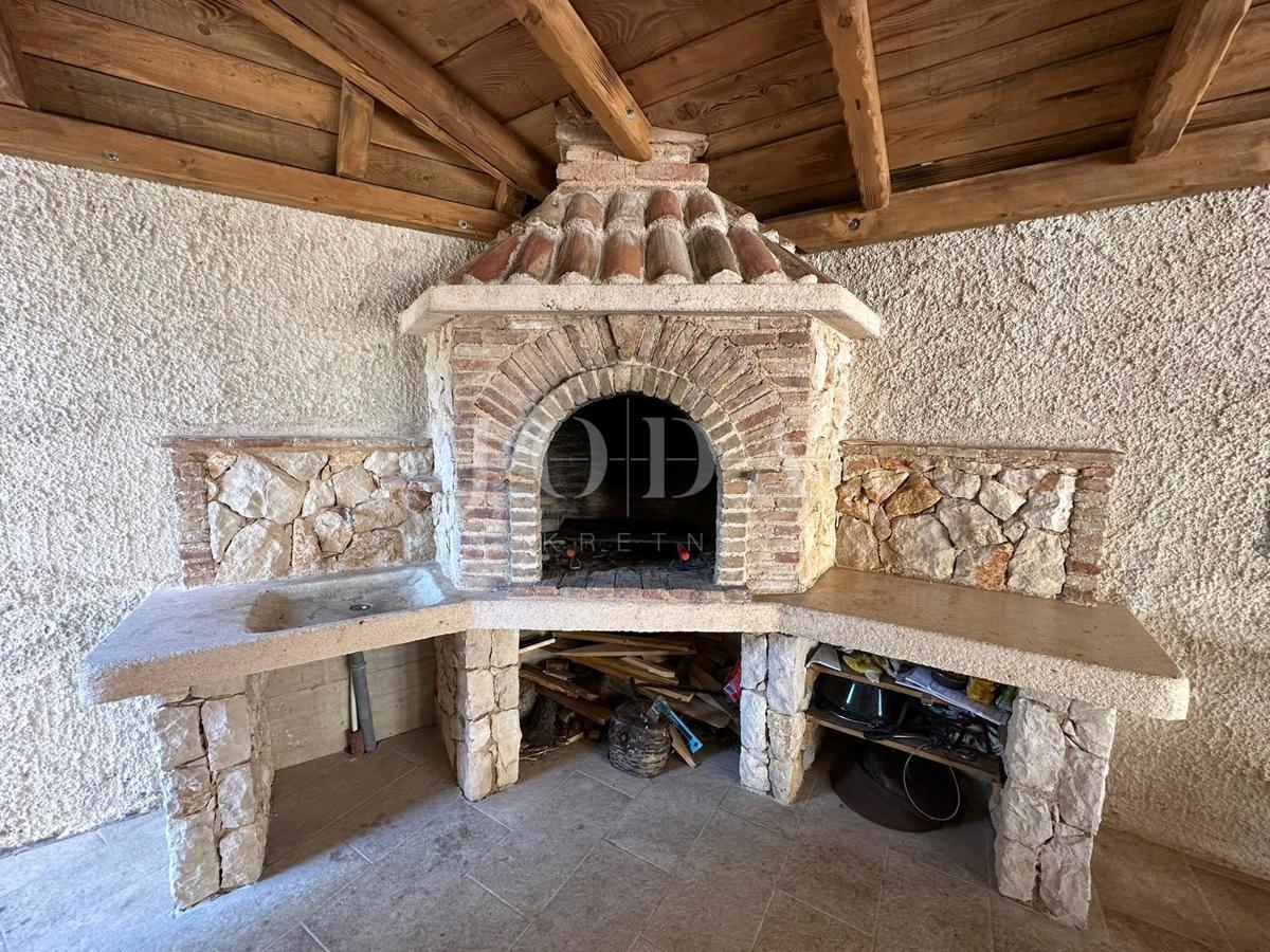 L'isola di Krk, casa in pietra con piscina, vicino al mare