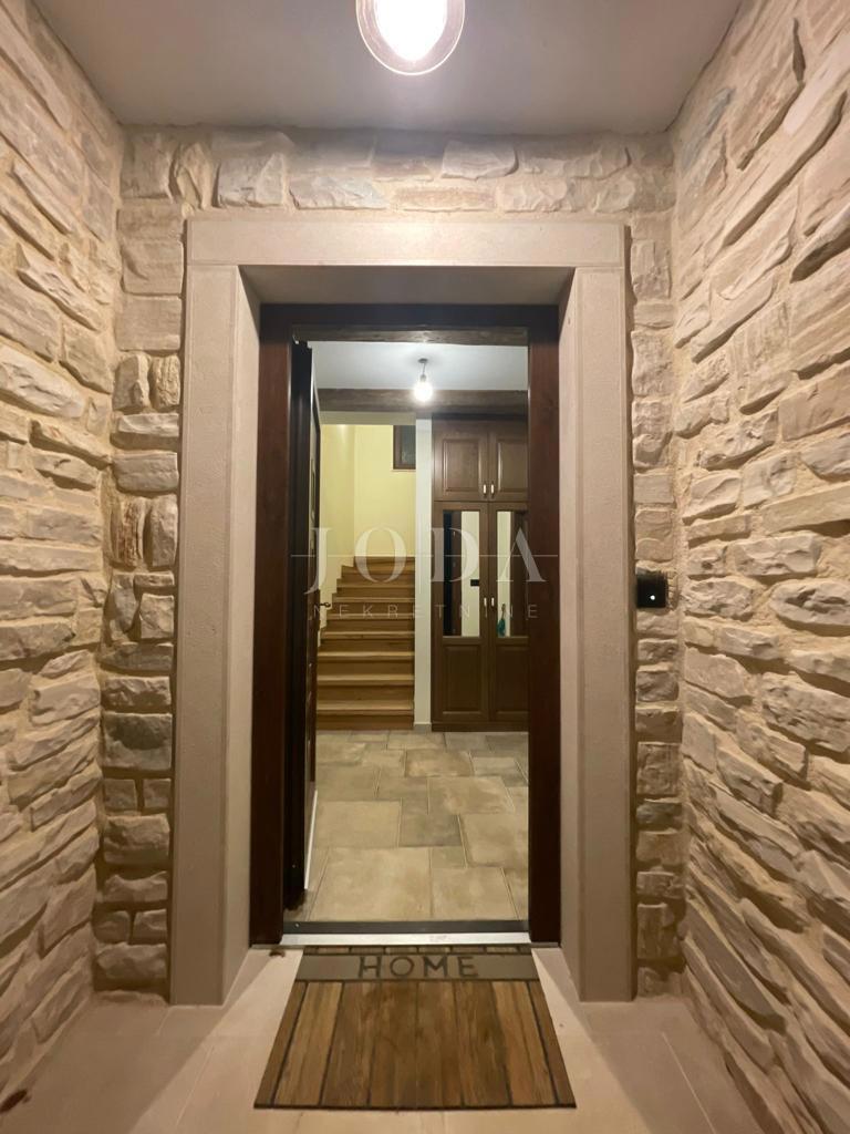 L'isola di Krk, casa in pietra con piscina, vicino al mare