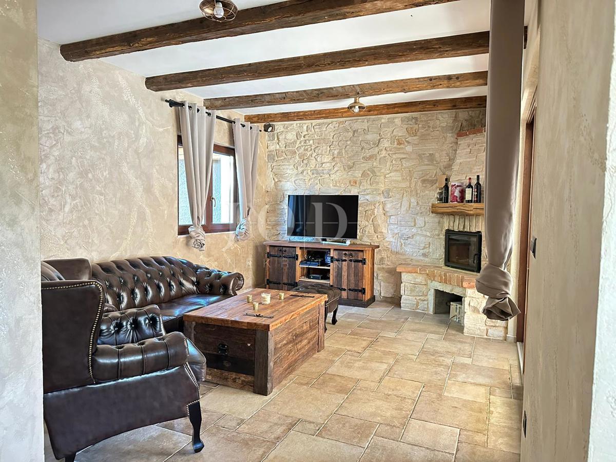 L'isola di Krk, casa in pietra con piscina, vicino al mare