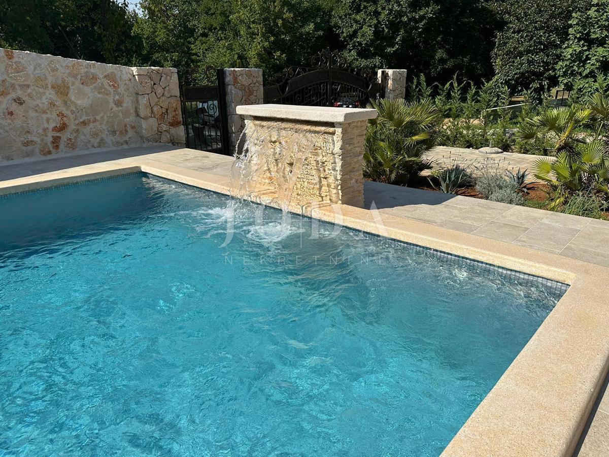 L'isola di Krk, casa in pietra con piscina, vicino al mare