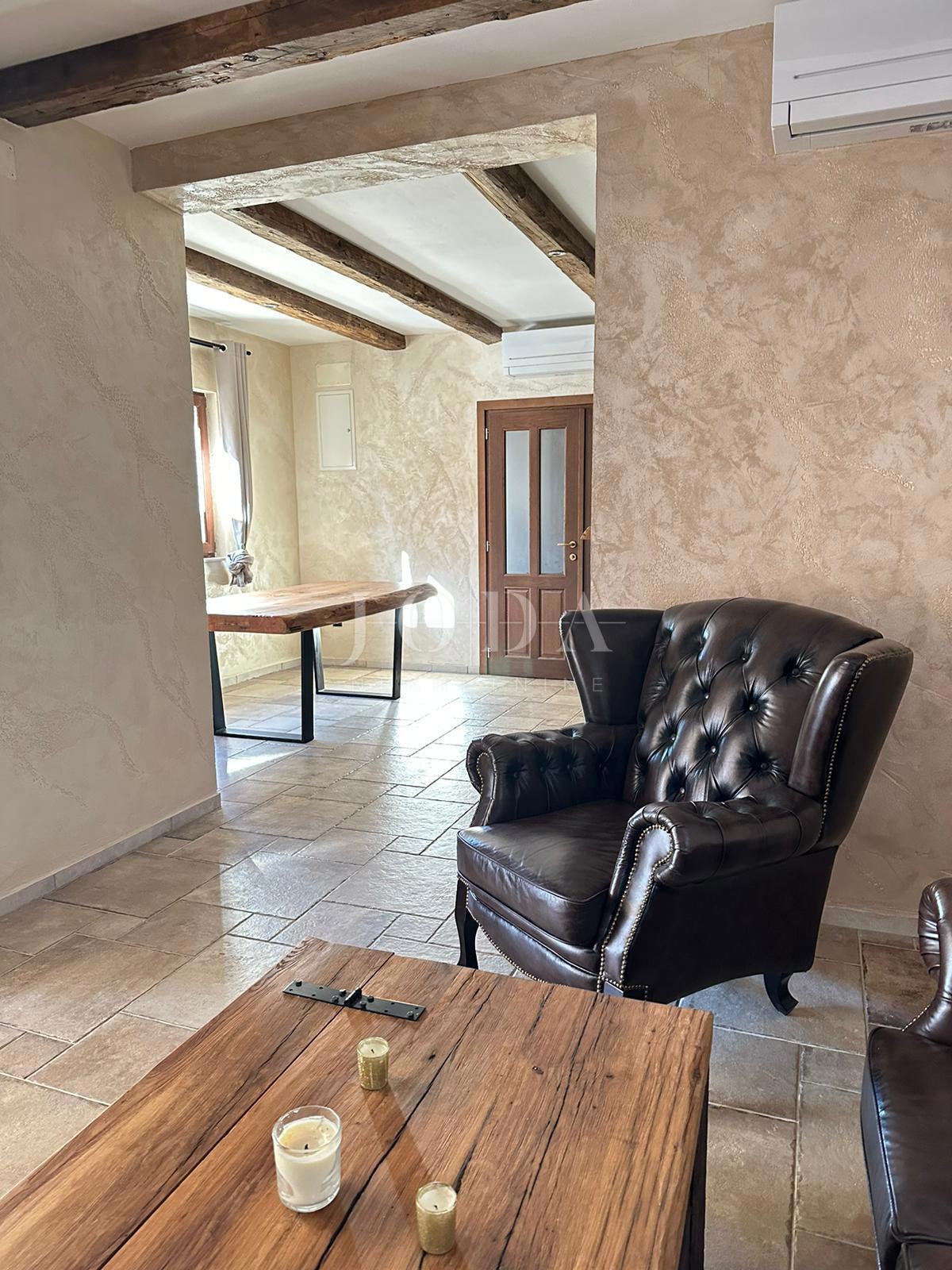 L'isola di Krk, casa in pietra con piscina, vicino al mare