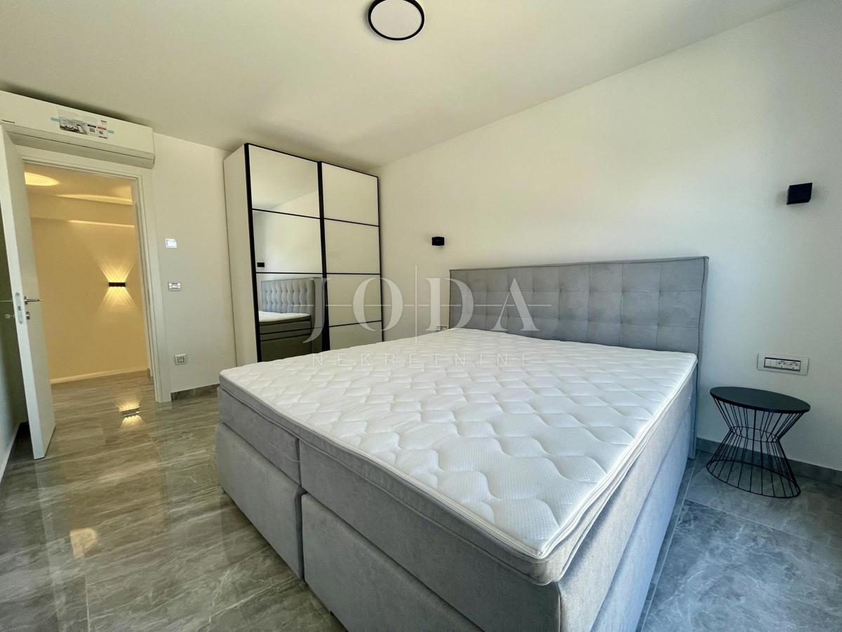 Appartamento su due piani con piscina e vista mare