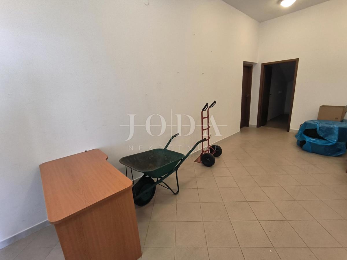 Locali commerciali in posizione privilegiata a Novi Vinodolski