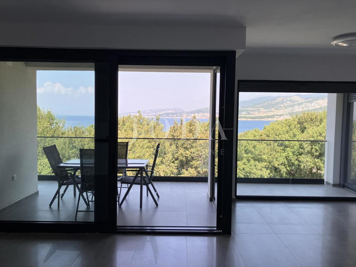 Klenovica, appartamento in prima fila sul mare