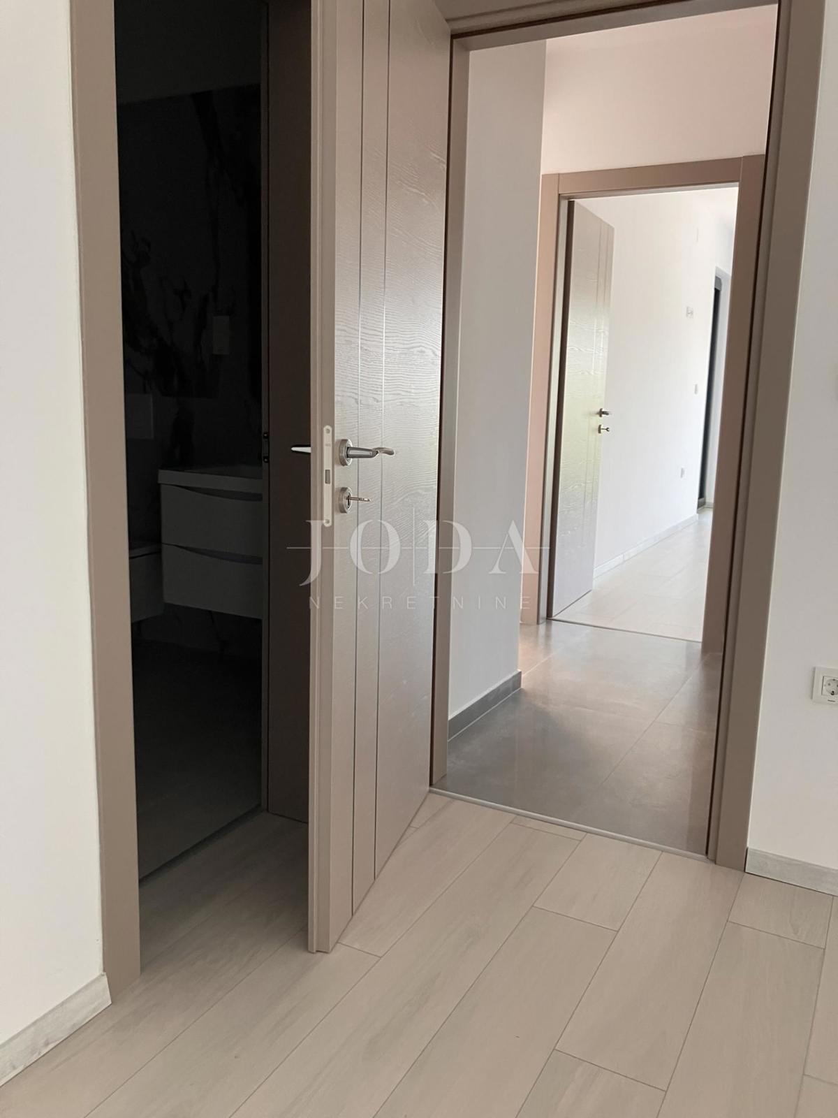 Klenovica, appartamento in prima fila sul mare