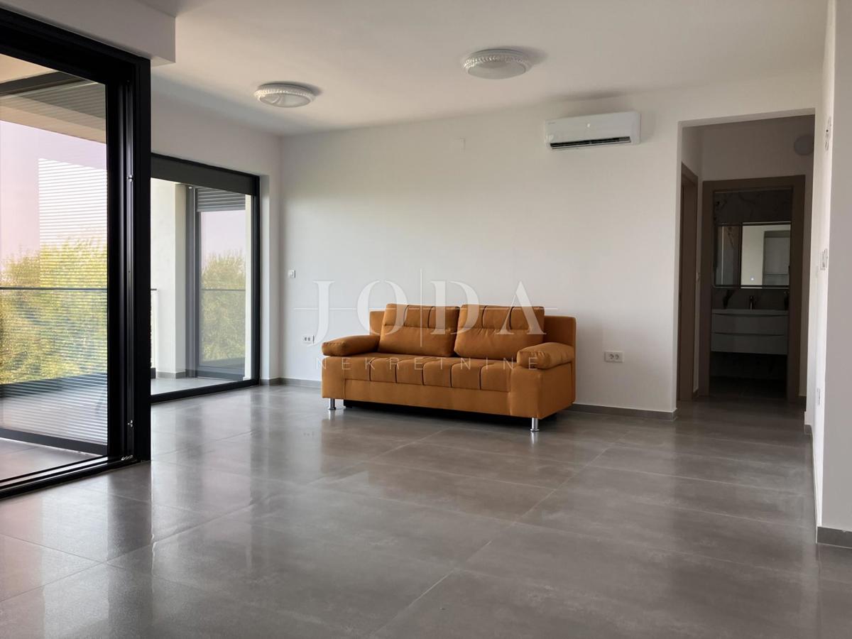 Klenovica, appartamento in prima fila sul mare