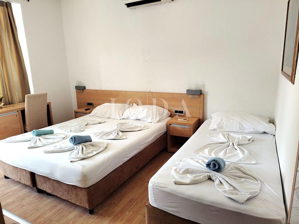 RIKVENICA – Pensione con ristorante, a 30 metri dal mare