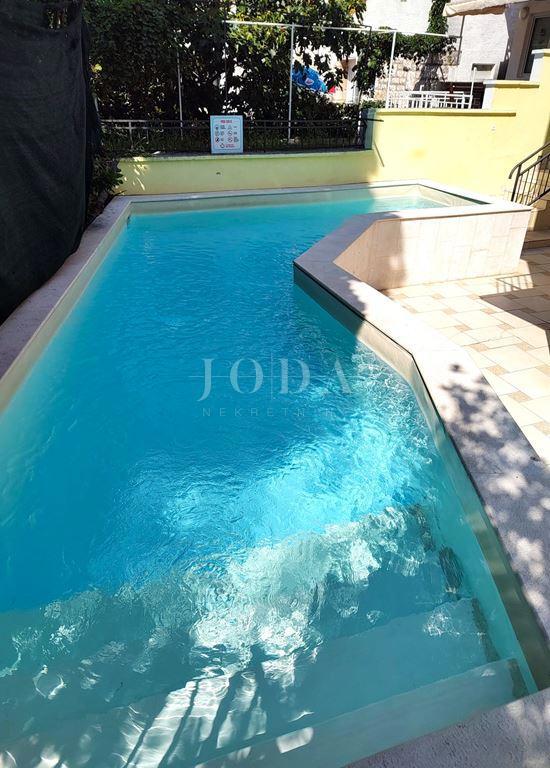 RIKVENICA – Pensione con ristorante, a 30 metri dal mare