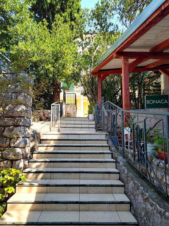 RIKVENICA – Pensione con ristorante, a 30 metri dal mare