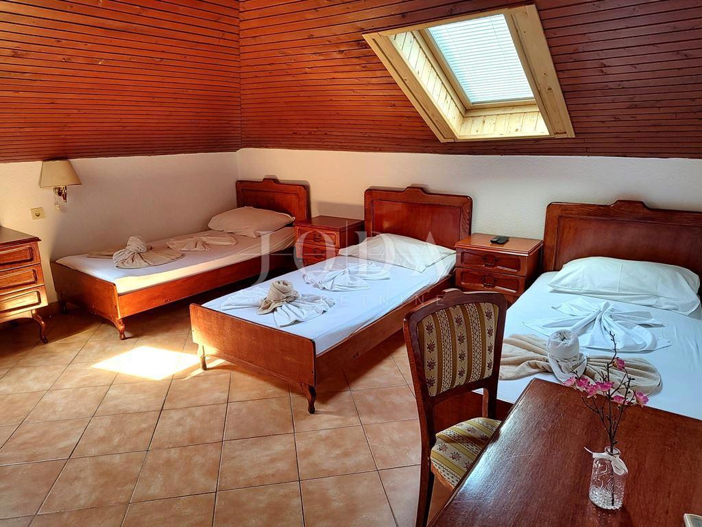 RIKVENICA – Pensione con ristorante, a 30 metri dal mare