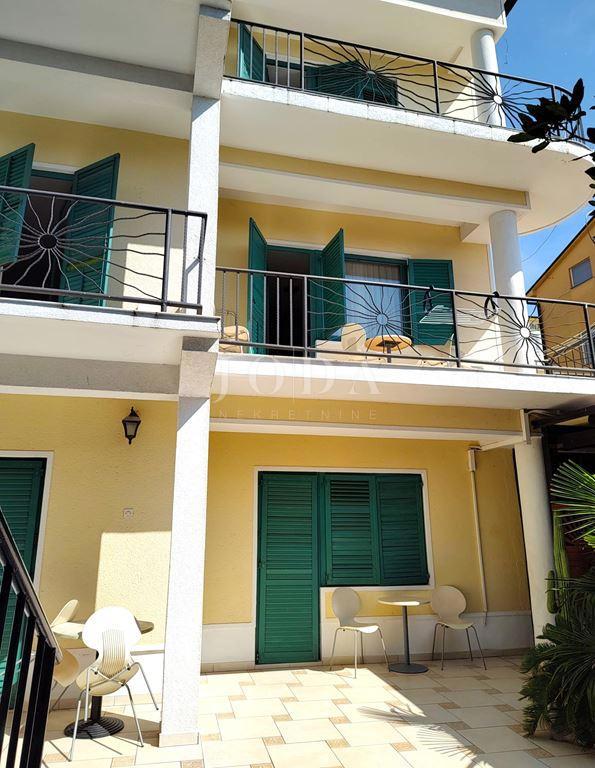 RIKVENICA – Pensione con ristorante, a 30 metri dal mare