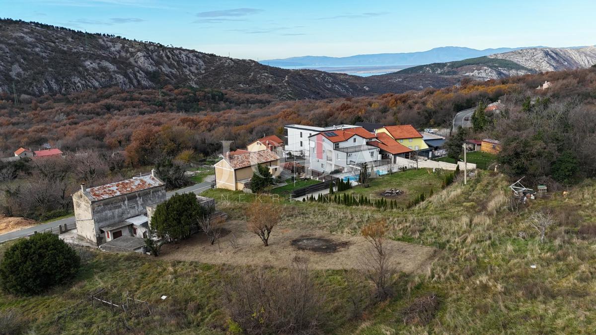 Bribir – Casa più vecchia con grande giardino, garage e spazi aggiuntivi