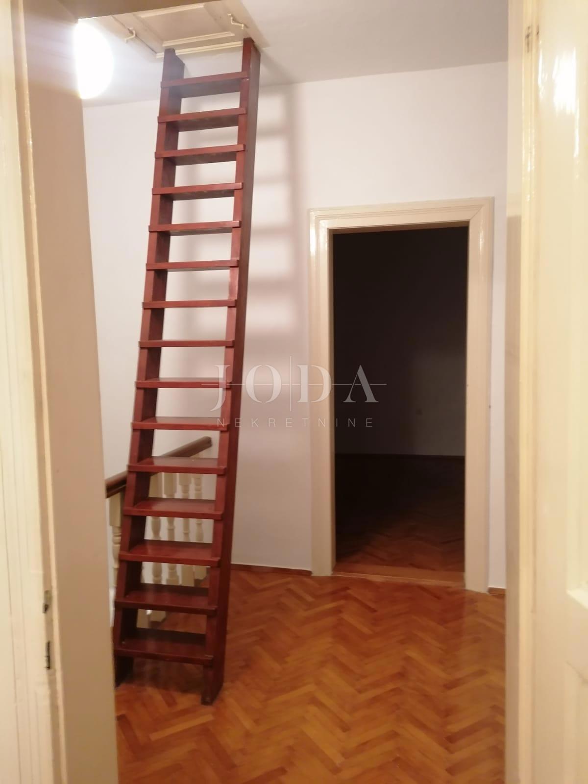 Bribir – Casa più vecchia con grande giardino, garage e spazi aggiuntivi