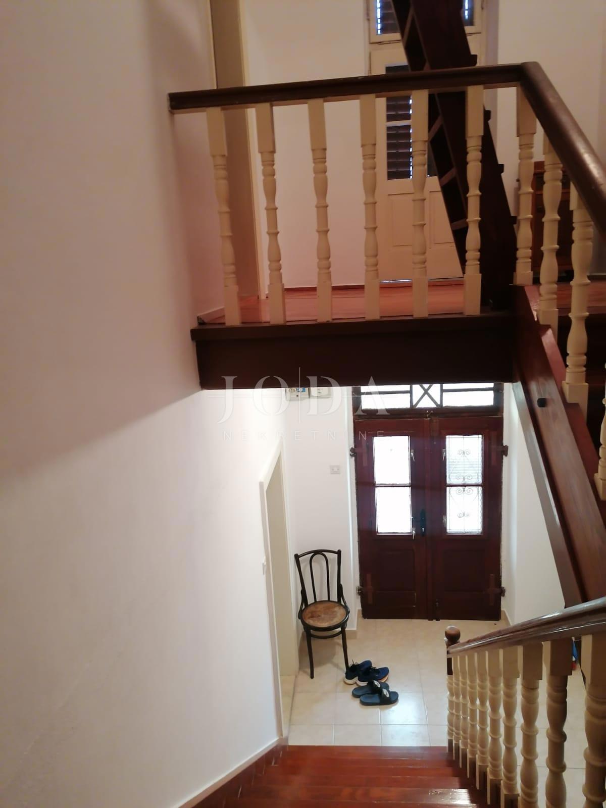 Bribir – Casa più vecchia con grande giardino, garage e spazi aggiuntivi