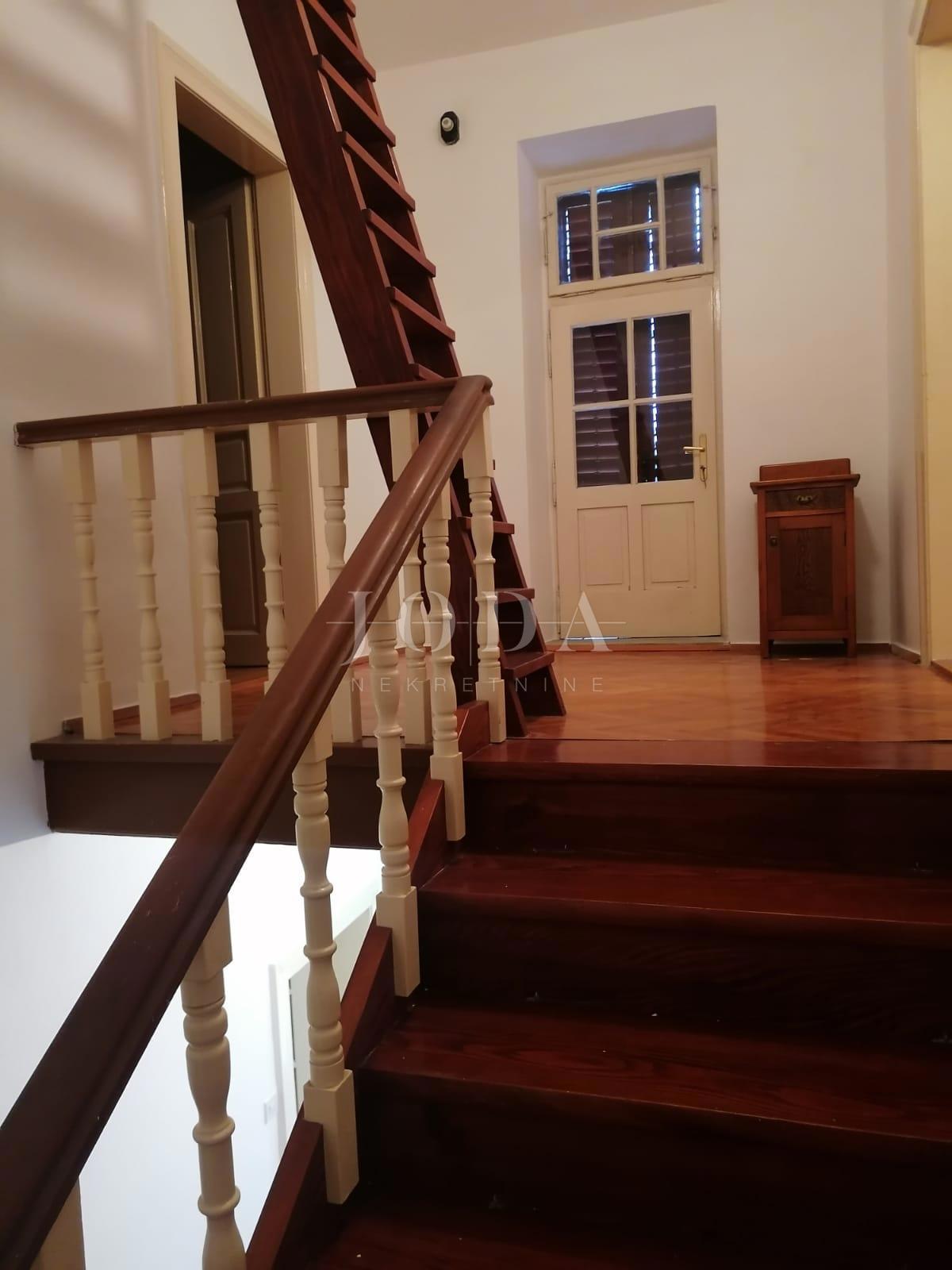 Bribir – Casa più vecchia con grande giardino, garage e spazi aggiuntivi