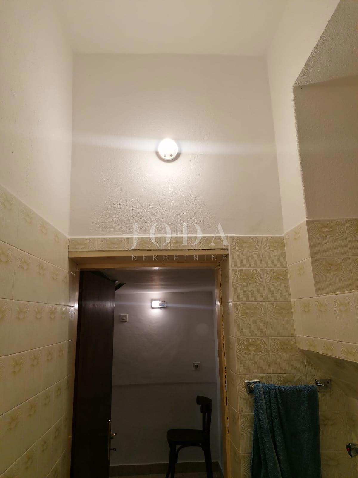 Bribir – Casa più vecchia con grande giardino, garage e spazi aggiuntivi