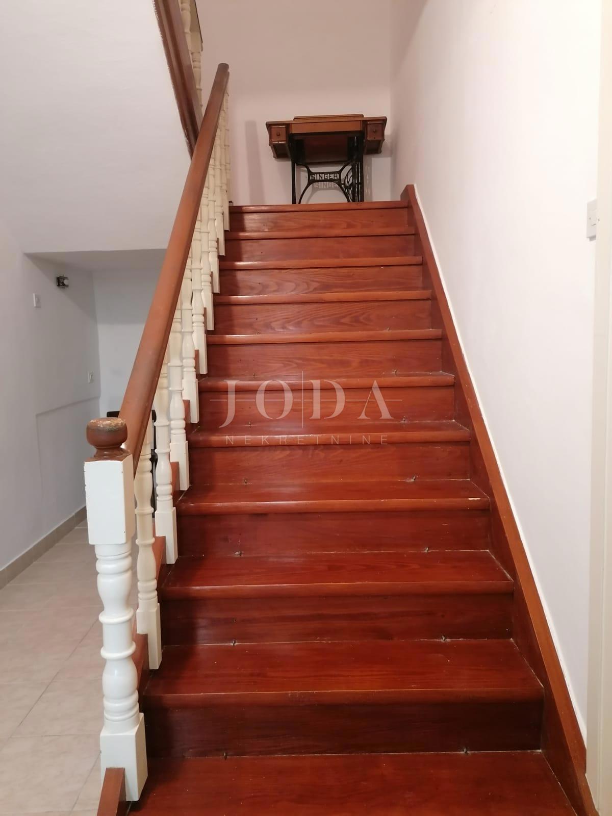 Bribir – Casa più vecchia con grande giardino, garage e spazi aggiuntivi