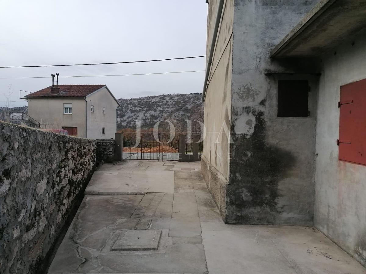 Bribir – Casa più vecchia con grande giardino, garage e spazi aggiuntivi