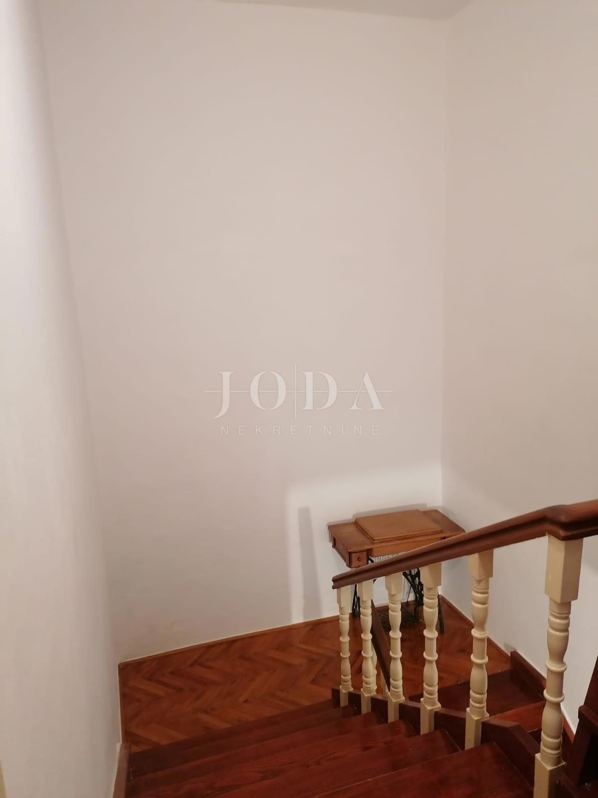 Bribir – Casa più vecchia con grande giardino, garage e spazi aggiuntivi