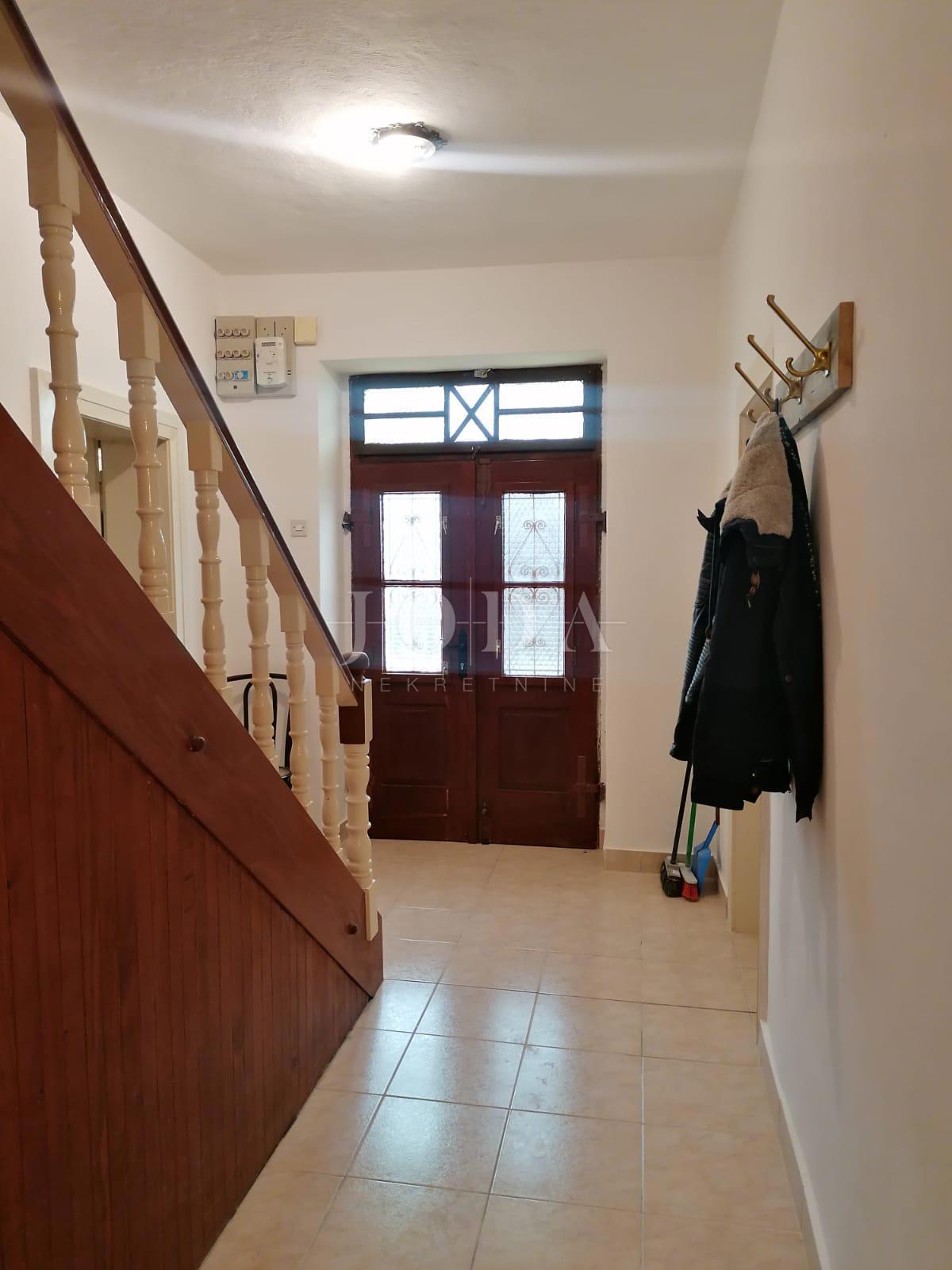 Bribir – Casa più vecchia con grande giardino, garage e spazi aggiuntivi