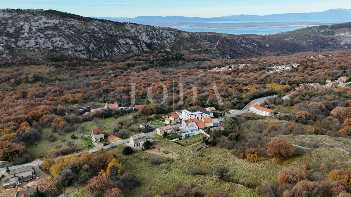 Bribir – Casa più vecchia con grande giardino, garage e spazi aggiuntivi