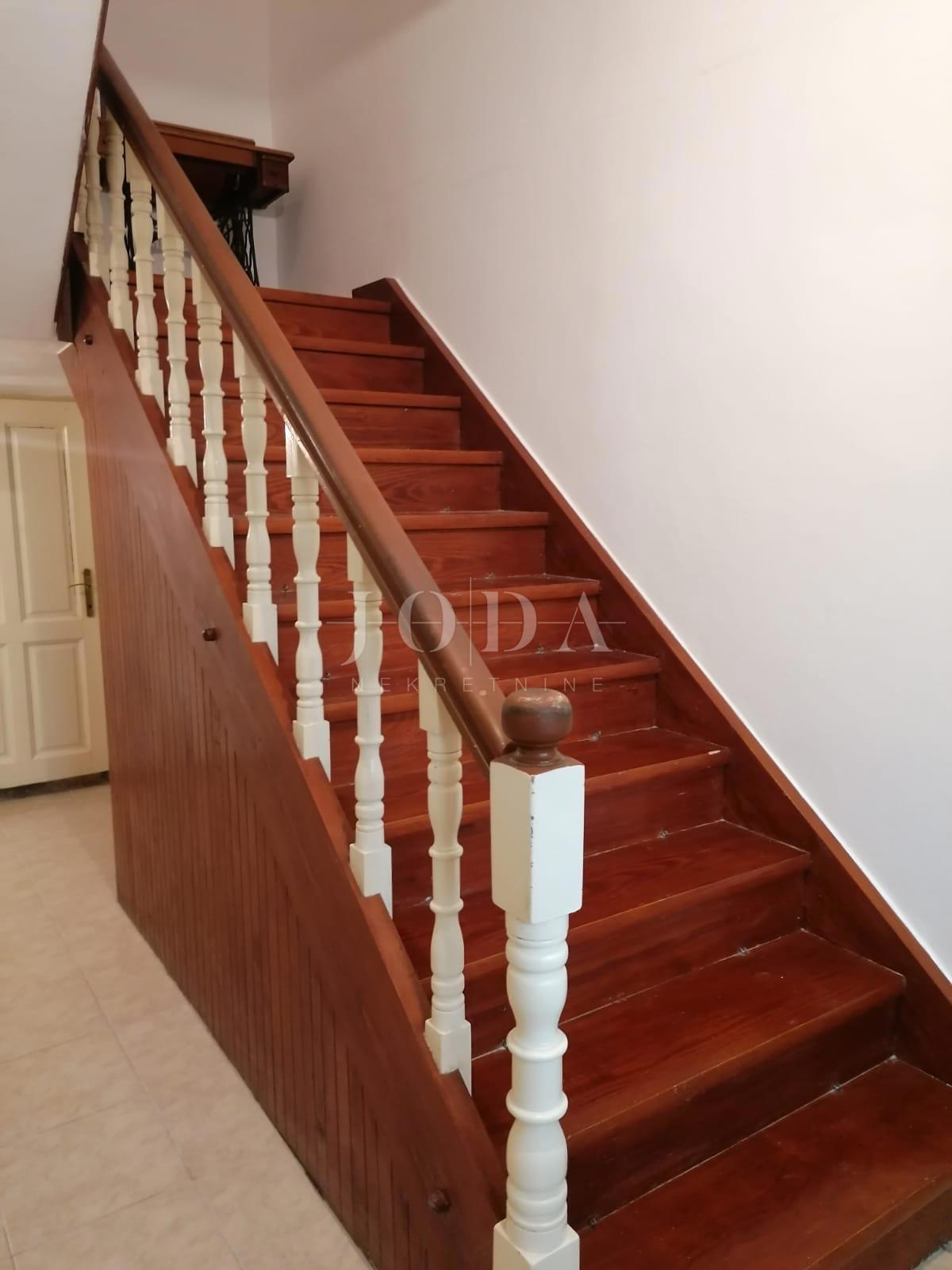 Bribir – Casa più vecchia con grande giardino, garage e spazi aggiuntivi