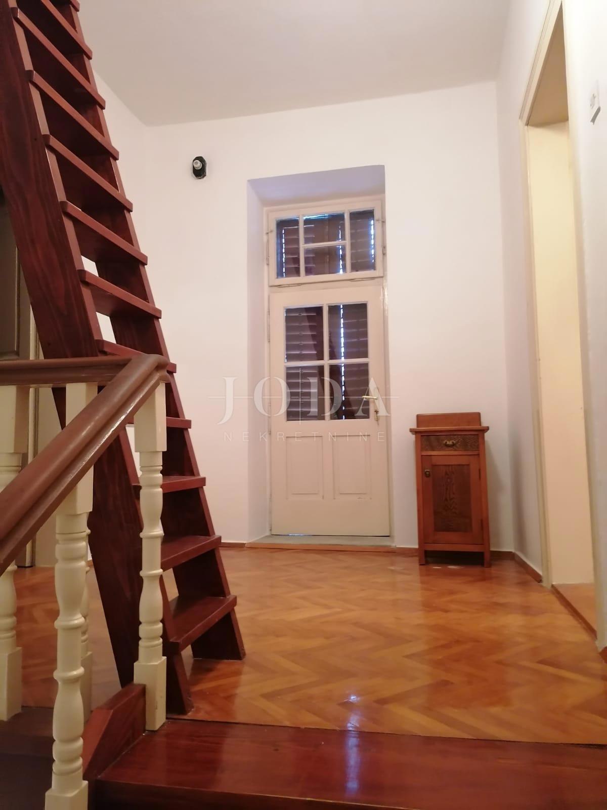 Bribir – Casa più vecchia con grande giardino, garage e spazi aggiuntivi