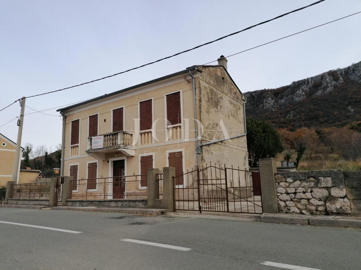 Bribir – Casa più vecchia con grande giardino, garage e spazi aggiuntivi