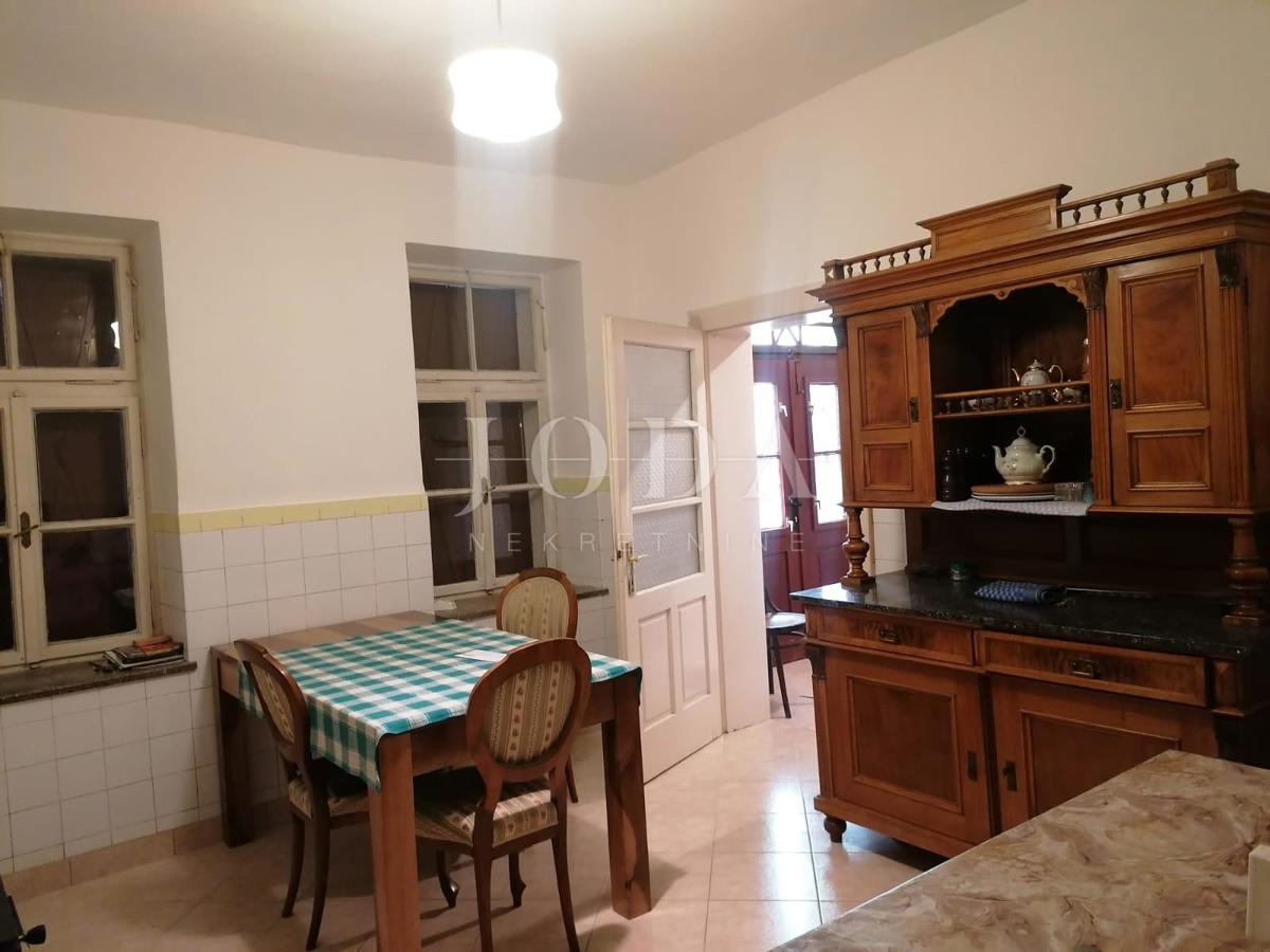 Bribir – Casa più vecchia con grande giardino, garage e spazi aggiuntivi