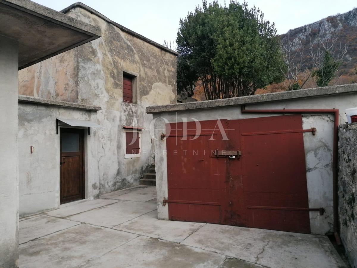 Bribir – Casa più vecchia con grande giardino, garage e spazi aggiuntivi