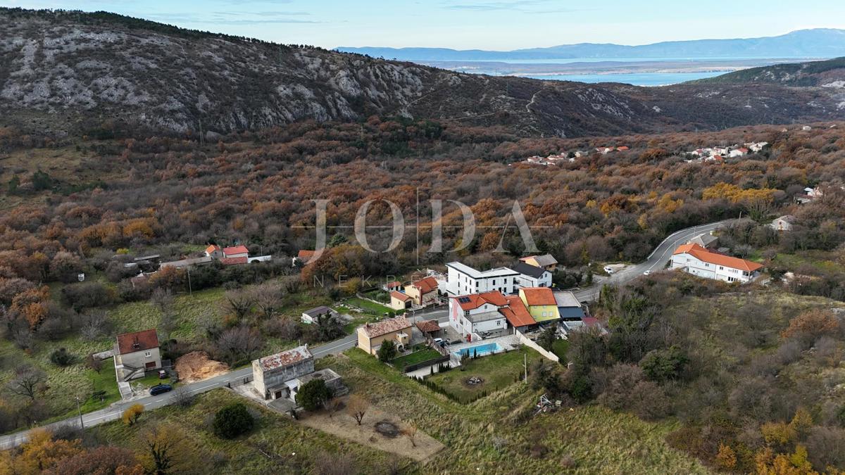 Bribir – Casa più vecchia con grande giardino, garage e spazi aggiuntivi