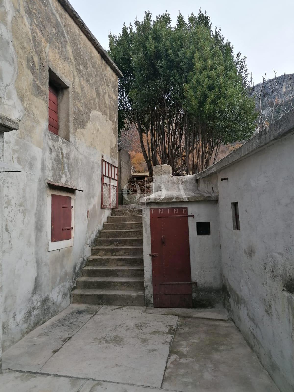 Bribir – Casa più vecchia con grande giardino, garage e spazi aggiuntivi