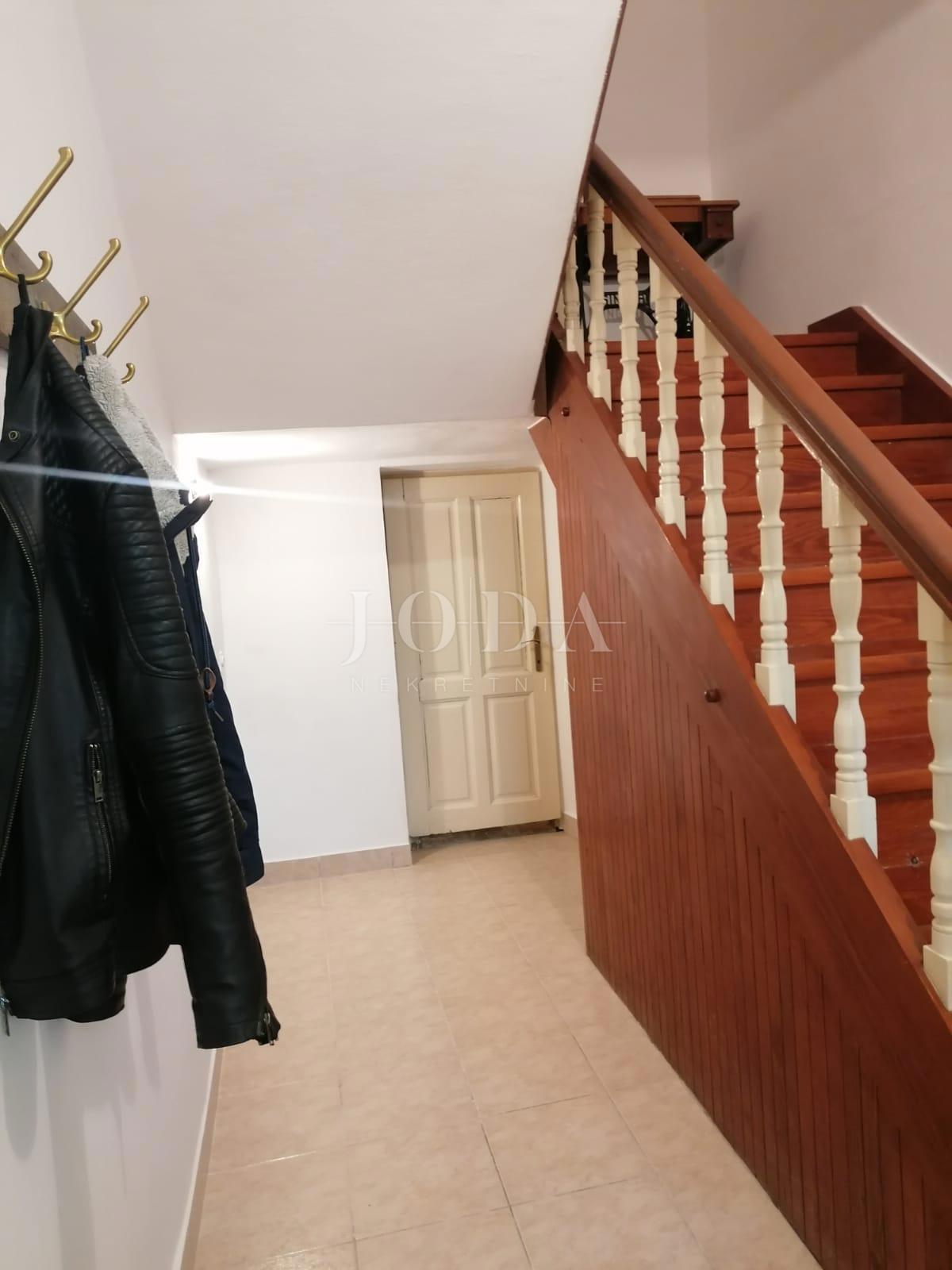 Bribir – Casa più vecchia con grande giardino, garage e spazi aggiuntivi