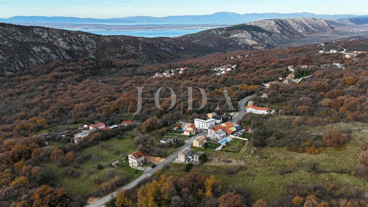 Bribir – Casa più vecchia con grande giardino, garage e spazi aggiuntivi