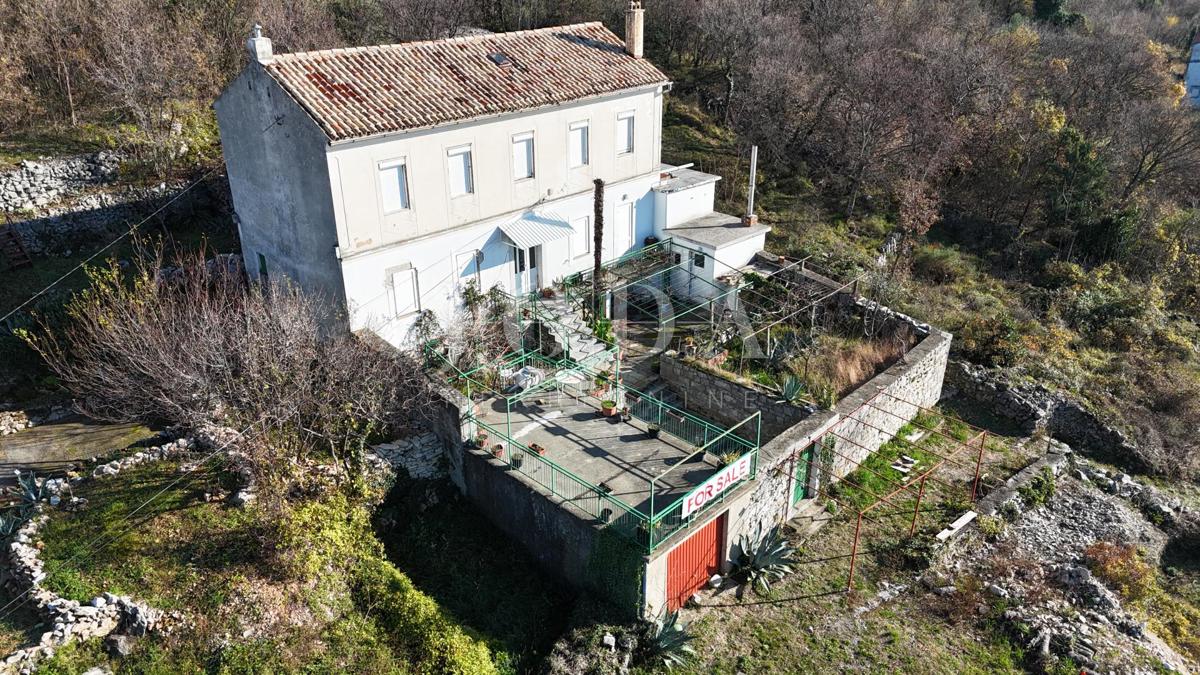 Casa in pietra con ampio terreno e vista mare – Crikvenica