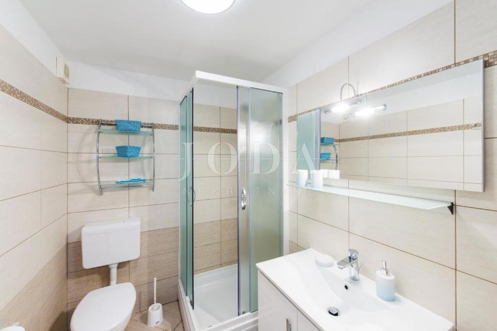 Casa indipendente con quattro appartamenti e piscina