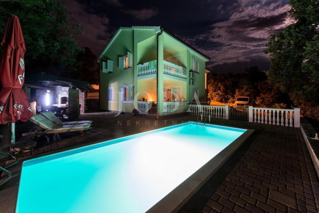 Casa indipendente con quattro appartamenti e piscina