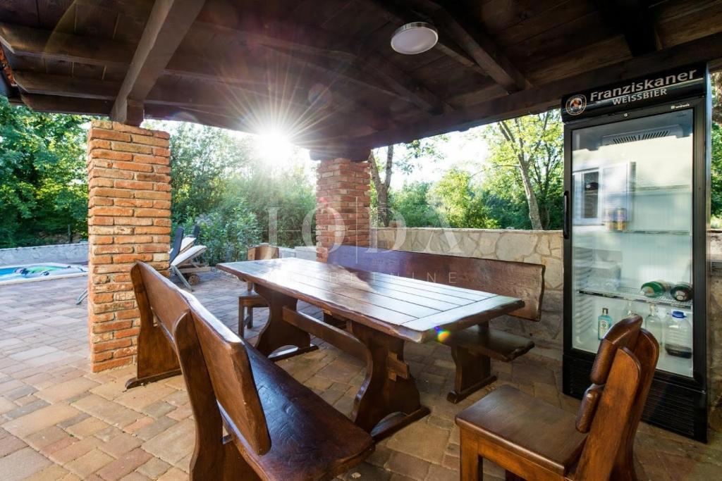 Casa indipendente con quattro appartamenti e piscina