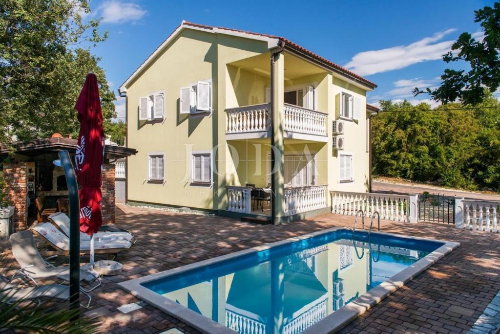 Casa indipendente con quattro appartamenti e piscina