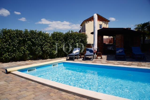 Casa indipendente con quattro appartamenti e piscina