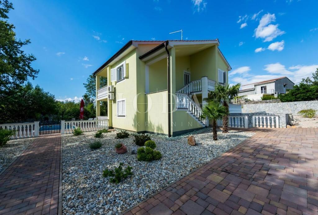 Casa indipendente con quattro appartamenti e piscina