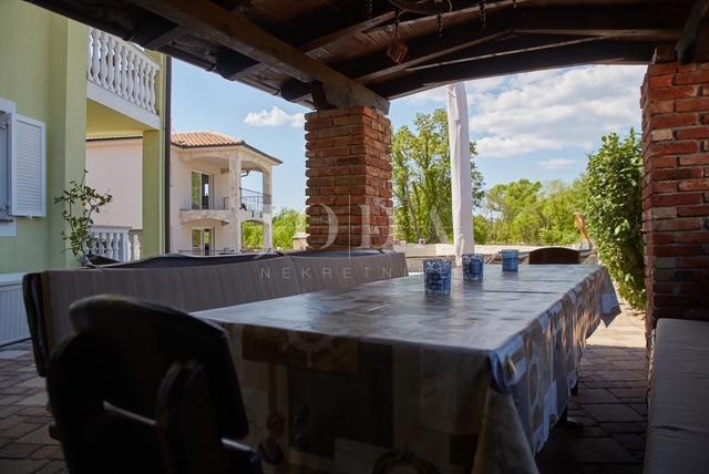 Casa indipendente con quattro appartamenti e piscina