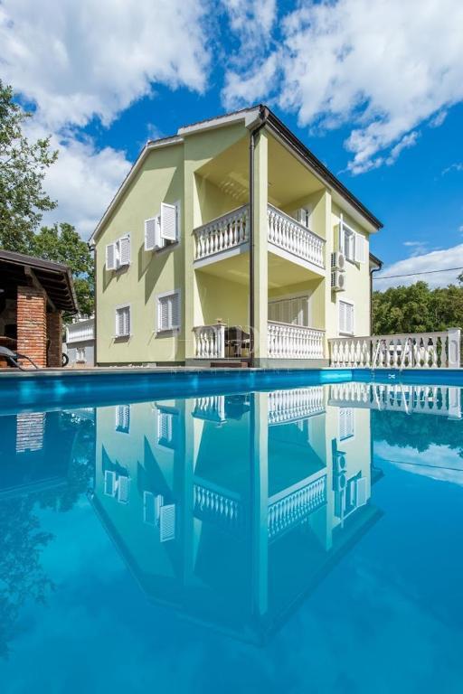 Casa indipendente con quattro appartamenti e piscina