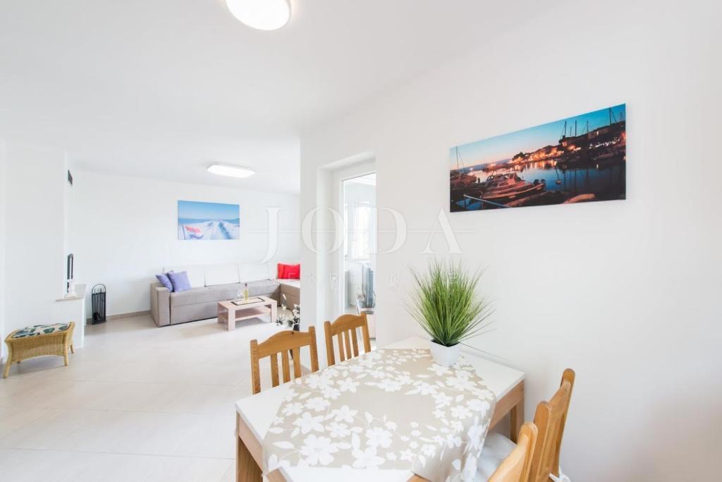 Casa indipendente con quattro appartamenti e piscina